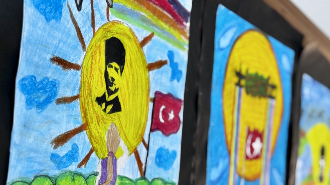 Cumhuriyetin 102. Yılına Teşekkür konulu resim yarışmasına katılmak için okulumuzdan seçilen 3 resmimiz